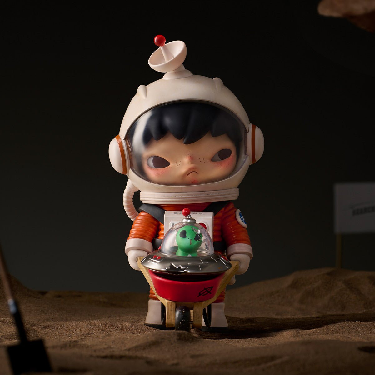 Hirono Search for Aliens Figurine - Collectique